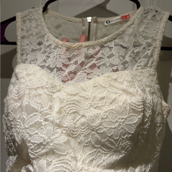 Creamy off white coloured cropped lace sleeveless blouse - Picture 2 of 4